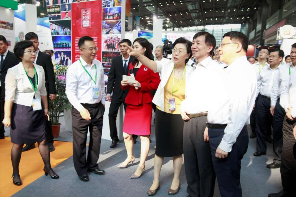 民政部部长黄树贤,广东省委常委、深圳市委书记王伟中到法律援助展台参观
