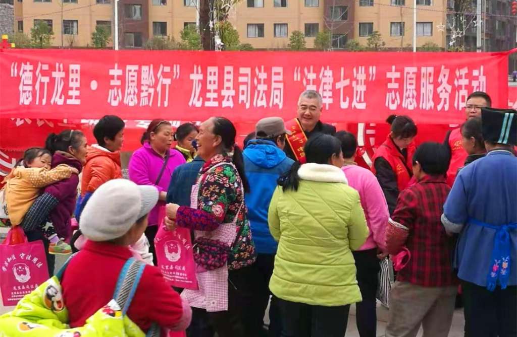 C:\Users\9ij\AppData\Local\Temp\Temp1_刘均副会长“学雷锋日”走社区、进企业送法上门.zip\图为刘均副会长向群众发放法律宣传材料1.jpg